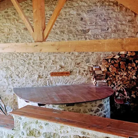 Maison Spacieuse A Avec Jardin Et Espace Jeux, Prázdninový dům Bertignat