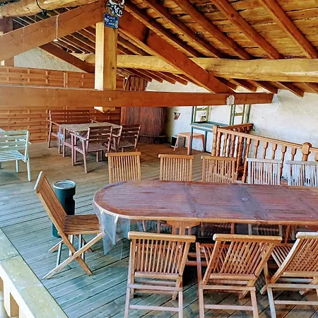 Prázdninový dům Maison Spacieuse A Avec Jardin Et Espace Jeux, Bertignat